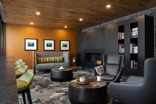 Peaks Hotel & Suites, Lobby sitting area