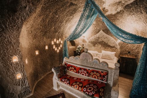 Holiday Cave Hotel
