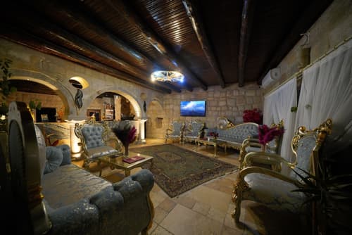 Holiday Cave Hotel