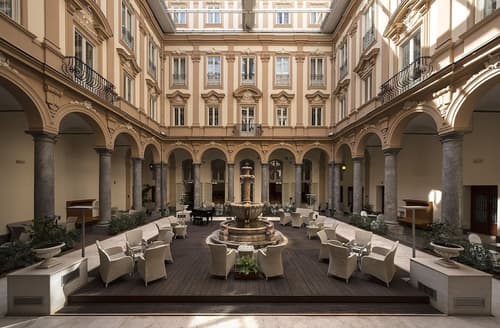 Grand Hotel Piazza Borsa, Interior entrance
