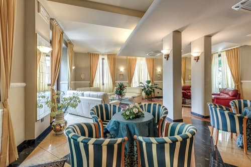 Hotel Da Vinci, Lobby sitting area