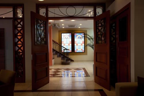 Pyramos Hotel, Interior entrance