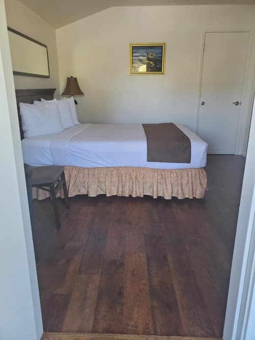 Bide-A-Wee Inn, Room