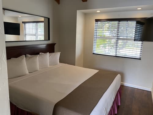 Bide-A-Wee Inn, Room