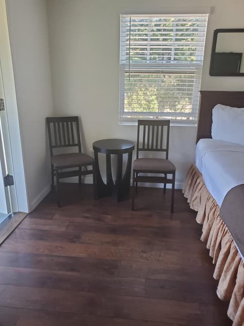 Bide-A-Wee Inn, Room