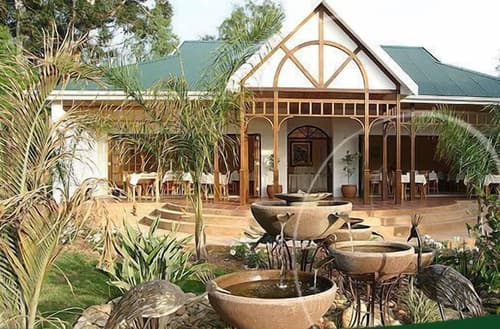 Hlangana Lodge, Front of property