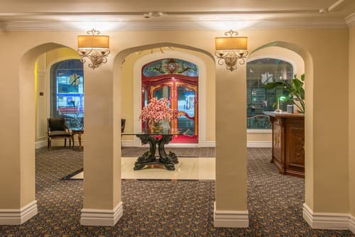 Hollywood Historic Hotel, Interior entrance