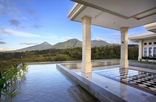 Homm Saranam Baturiti, Lobby