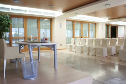 Al Tezzon Hotel, Business center