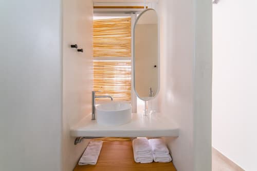 Vienoula's Garden, Room