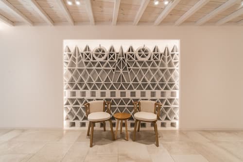 Vienoula's Garden, Interior