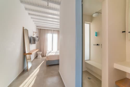 Vienoula's Garden, Room