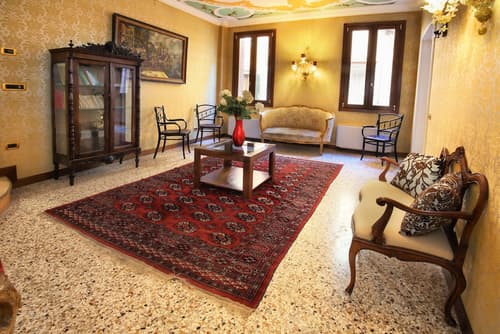 Ca' Pagan, Lobby sitting area