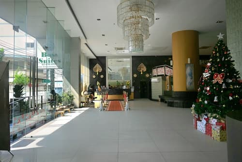 Boss Suites Nana Hotel, Lobby