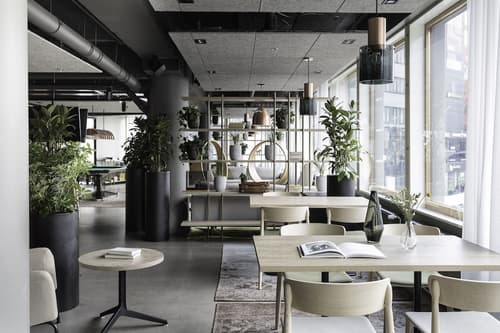 Noli Sörnäinen, Lobby sitting area