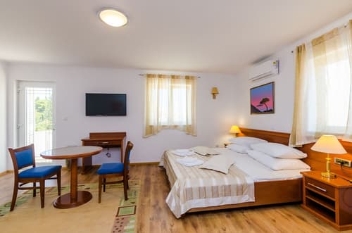 Apartments & Rooms V&M
