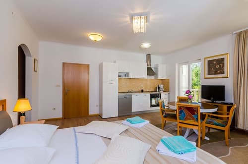 Apartments & Rooms V&M