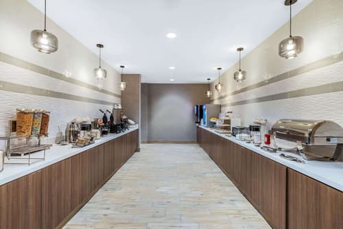 La Quinta Inn & Suites by Wyndham Kansas City Beacon Hill, Breakfast area