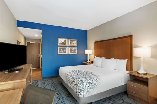 La Quinta Inn & Suites by Wyndham Kansas City Beacon Hill, Room