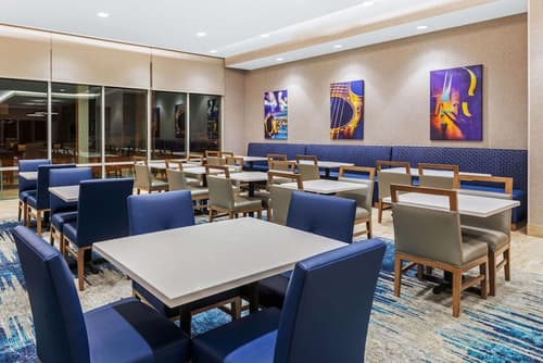 La Quinta Inn & Suites by Wyndham Kansas City Beacon Hill, Breakfast area