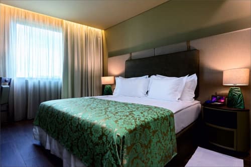 Hotel Jaguar Oporto – is Near the Metro, has Parking and a Shuttle Service between the Airport and the Hotel from 7AM to 8PM