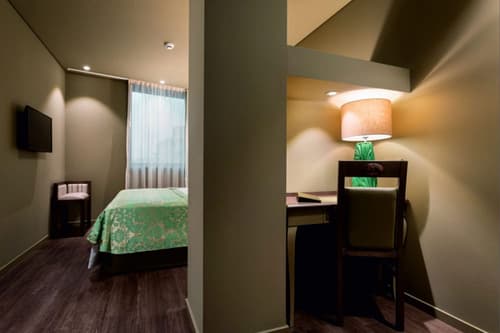 Hotel Jaguar Oporto – is Near the Metro, has Parking and a Shuttle Service between the Airport and the Hotel from 7AM to 8PM