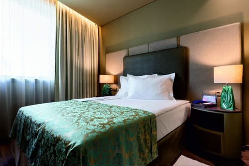 Hotel Jaguar Oporto – is Near the Metro, has Parking and a Shuttle Service between the Airport and the Hotel from 7AM to 8PM