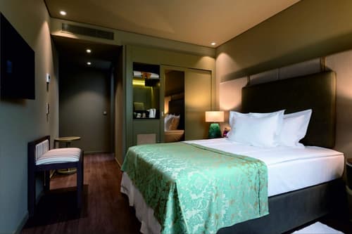 Hotel Jaguar Oporto – is Near the Metro, has Parking and a Shuttle Service between the Airport and the Hotel from 7AM to 8PM