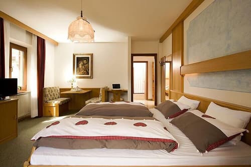 Mason Marmoleda, Room