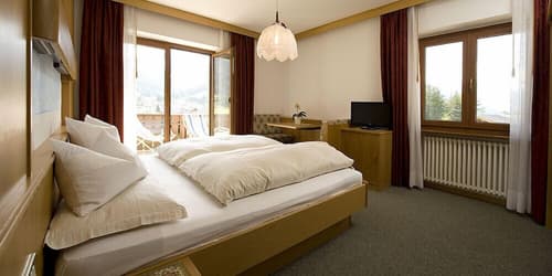 Mason Marmoleda, Room