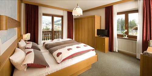 Mason Marmoleda, Room