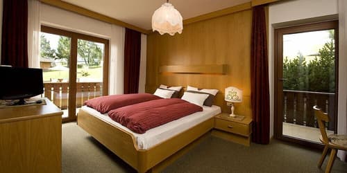 Mason Marmoleda, Room