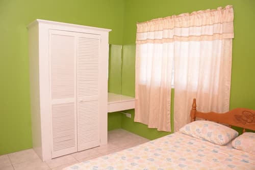 Hillview Apartments and Vehicle Rental, Room