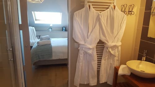 La Porte des Lacs, Bathroom