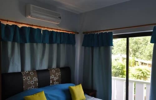 Evergreen Apartments, Room