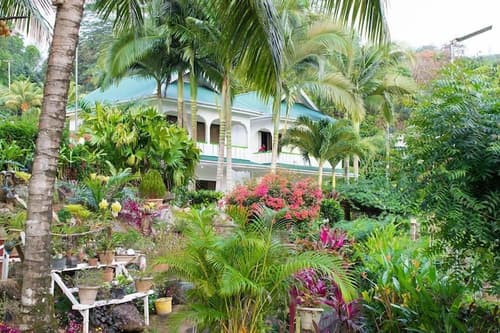 Evergreen Apartments, Property grounds