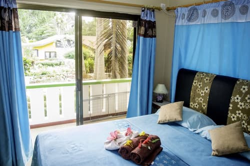 Evergreen Apartments, Room