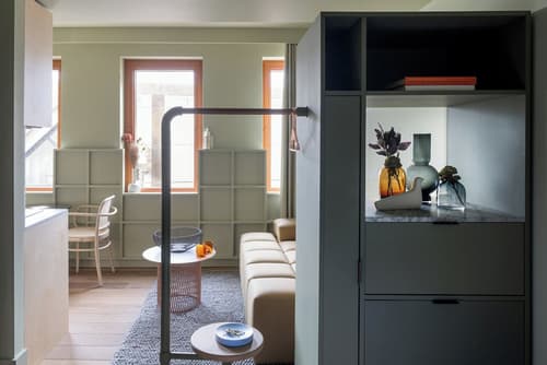 Locke At Broken Wharf, Room