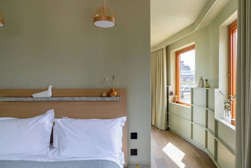 Locke At Broken Wharf, Room