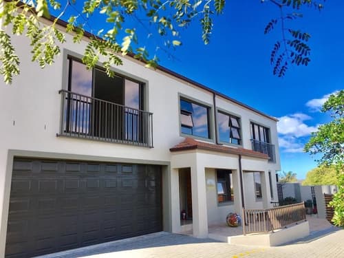 Paperbark Manor, Primary image