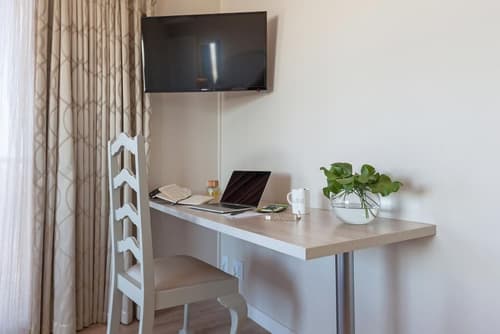 Paperbark Manor, Room