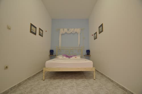 Manos Syros