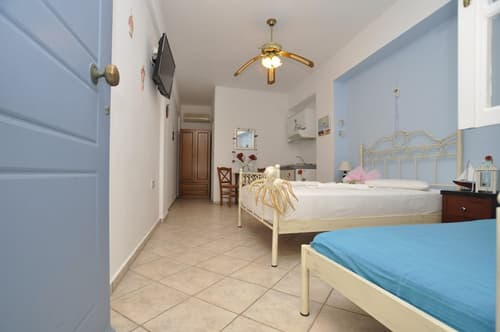 Manos Syros
