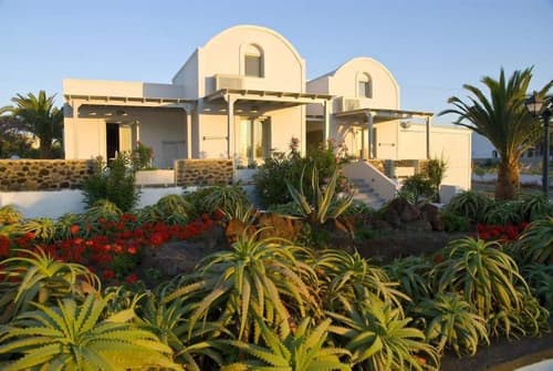 Alafouzos Studios, Exterior