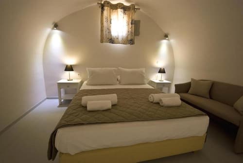 Alafouzos Studios, Room