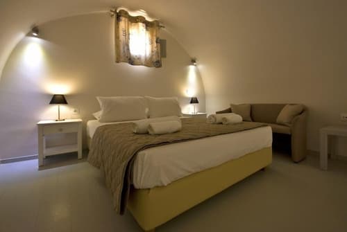 Alafouzos Studios, Room