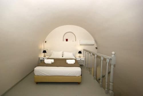 Alafouzos Studios, Room