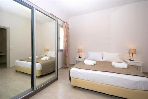 Alafouzos Studios, Room