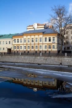 Gesten Hotel, Front of property