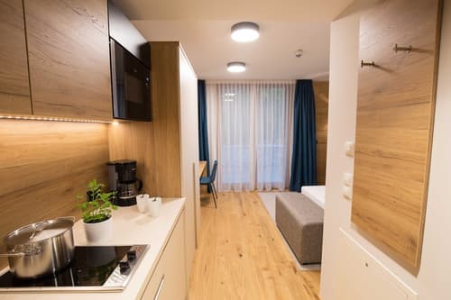 Leo, Private kitchenette